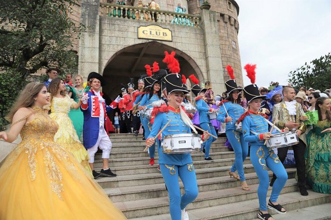 Ba Na Hills with Golden Bridge and Cable Car Daily Tour - The guide makes the day easier (and better photos happen)