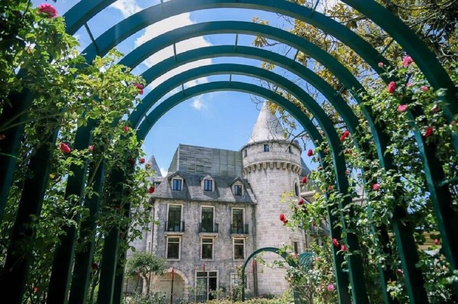 Da Nang: Ba Na Hills Tour with Cable Car Ride - Lunch, Red Beach Bay return, and the small details that improve the day