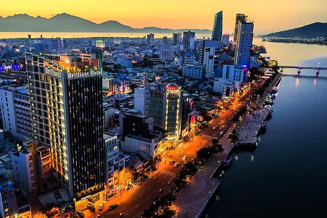Da Nang By Night: Seafood dinner, night market and cruise trip - Night market time: bargaining help that actually makes sense