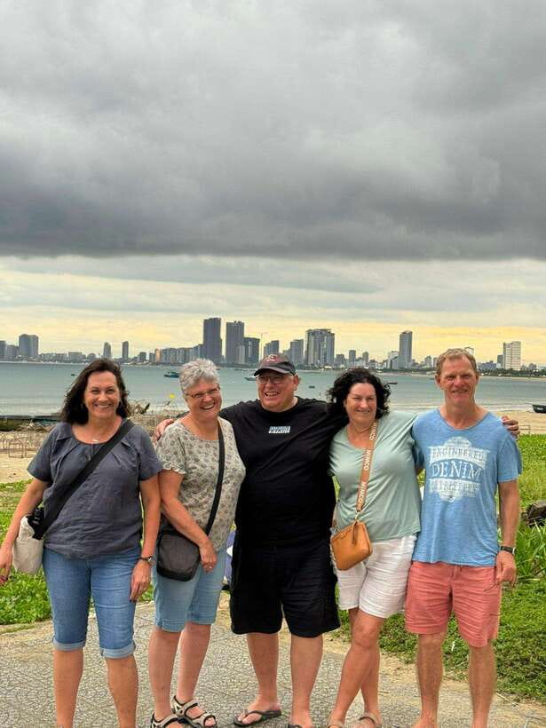 Da Nang City Street Food Tour With Live Music Tien Sa Show - Da Nang in One Evening: food, bridges, and the Tien Sa story