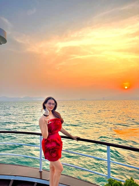 Da Nang: Experience a Magical Sunset Dinner Cruise in DN Bay - What You’ll See: Skyline Views and Photo Moments on the Bay