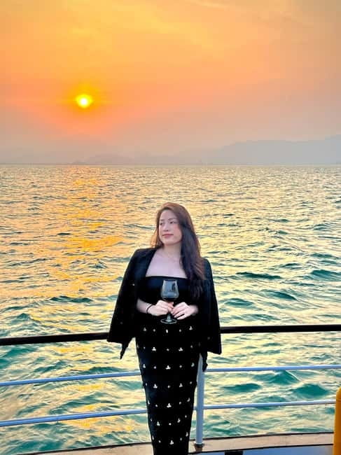 Da Nang: Experience a Magical Sunset Dinner Cruise in DN Bay - Live Music, DJ Energy, and Dancing Under the Stars