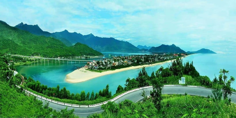 Da Nang: Hue Imperial Day Trip, Hai Van Pass Train, & Lunch - The Hai Van Pass by Train: Views, Seat Side, and Photo Timing