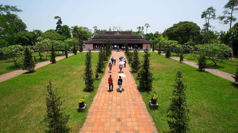 Da Nang: Imperial Hue And Scenic Hai Van Pass Discovery Tour - Lunch at Y Thao Garden and how the day stays moving