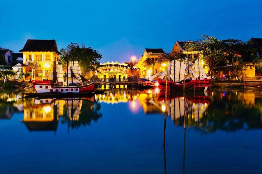 Da Nang: Lady Buddha, Marble Mountains, and Hoi An Day Trip - Lunch near Marble Mountains: solid fuel for the coconut-boat part