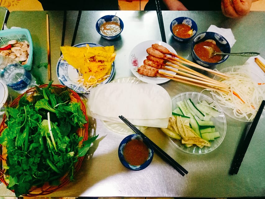 Da Nang: Local Street Food Walking Tour - What the stops teach you: local places over tourist copies