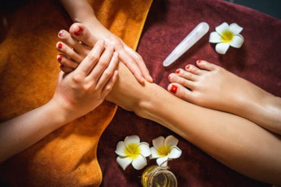 Da Nang: Relax with 60 minutes Foot Massage - The Atmosphere Matters: Music, Oil, and Warm Water