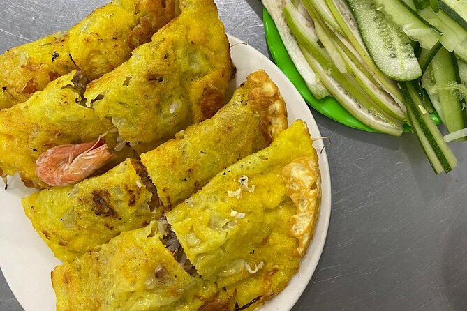 Da Nang Scooter Food Tour & Hidden Gems w/ Locals - Stop 4 in Da Nang: bánh xèo, peanut sauce, and folding tricks