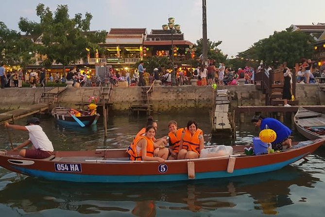 Discover Hoi An Walking Tour, Sampan Boat Ride, Night Market &Colourful Lanterns - The lantern-lit streets moment (what to watch for while you walk)