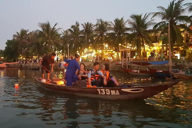 Discover Hoi An Walking Tour, Sampan Boat Ride, Night Market &Colourful Lanterns - How the guide and private vehicle improve your evening