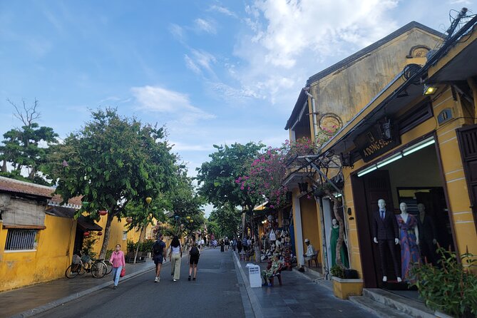 Explore Hoi An ancient town and local villages with a local guide - Lunch in Hoi An: Banh Mi as a Quick, Local Reset