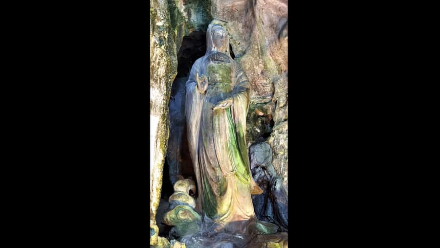 Hoi An: Marble Mountains, Am Phu Cave & Monkey Mountains - What to bring (and what to avoid) for temple comfort
