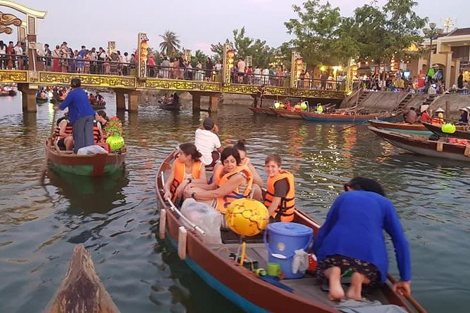 Hoi An Nightlife Tour with Hoi An Ancient Walking Tour, Boat Ride, Night Market - Hoi An Night Market: Food You Can Smell, Shops You Can Browse