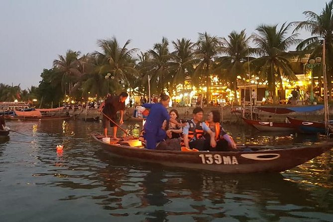 Hoi An Nightlife Tour with Hoi An Ancient Walking Tour, Boat Ride, Night Market - Sampan Boat Ride on the Hoai River: A Calm Slice in the Middle