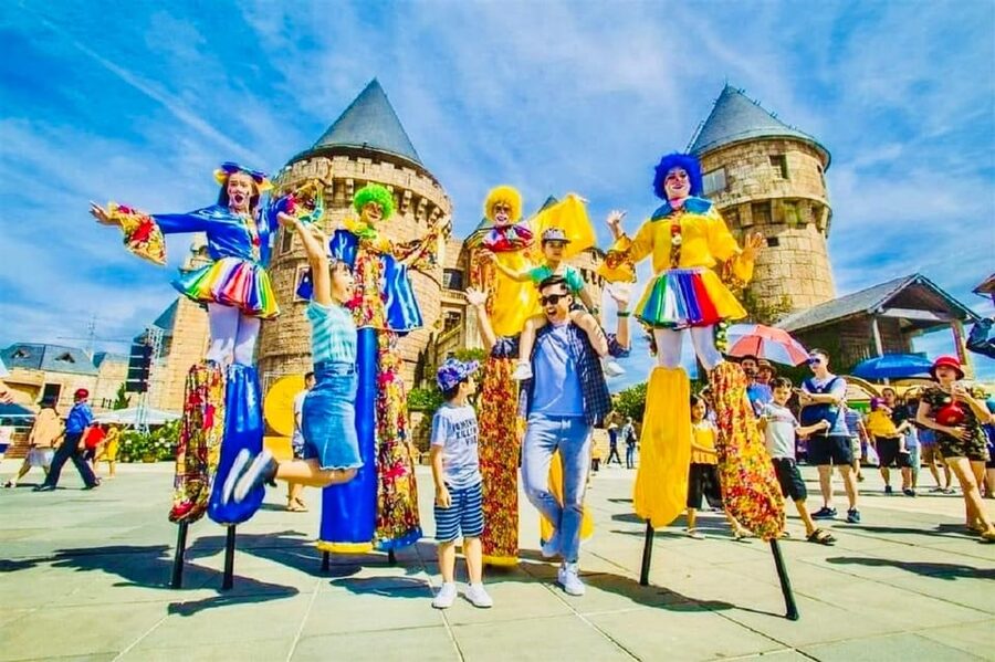 Private Car To BaNa Hills-Golden Bridge From Hoi An/Da Nang - Food at the right moment: Vietnamese buffet plus international options