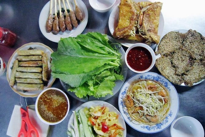 Private HoiAn Ancient Town Night Market Street food tour by Night - The private small-group advantage (and why pickup helps)